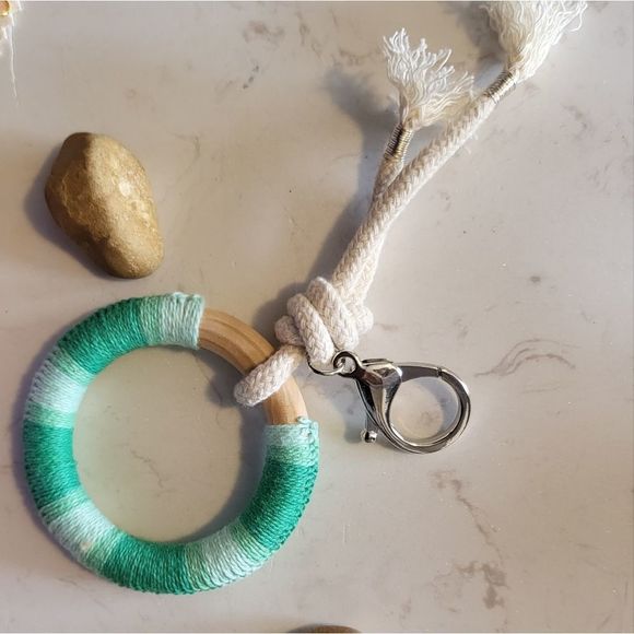 Handmade knitted wood rings Keychain new - Picture 2 of 6